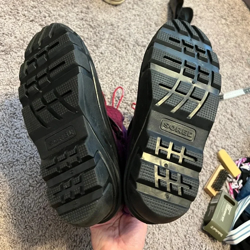 Sorel x Disney Frozen youth snow boots size 6